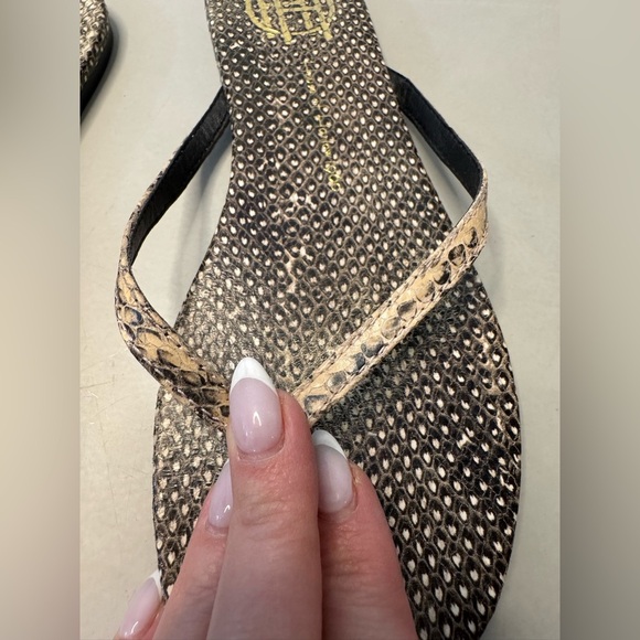 House of Harlow 1960 Colton Snake-Embossed Leather Flip Flops - Size 7 - Picture 5 of 9